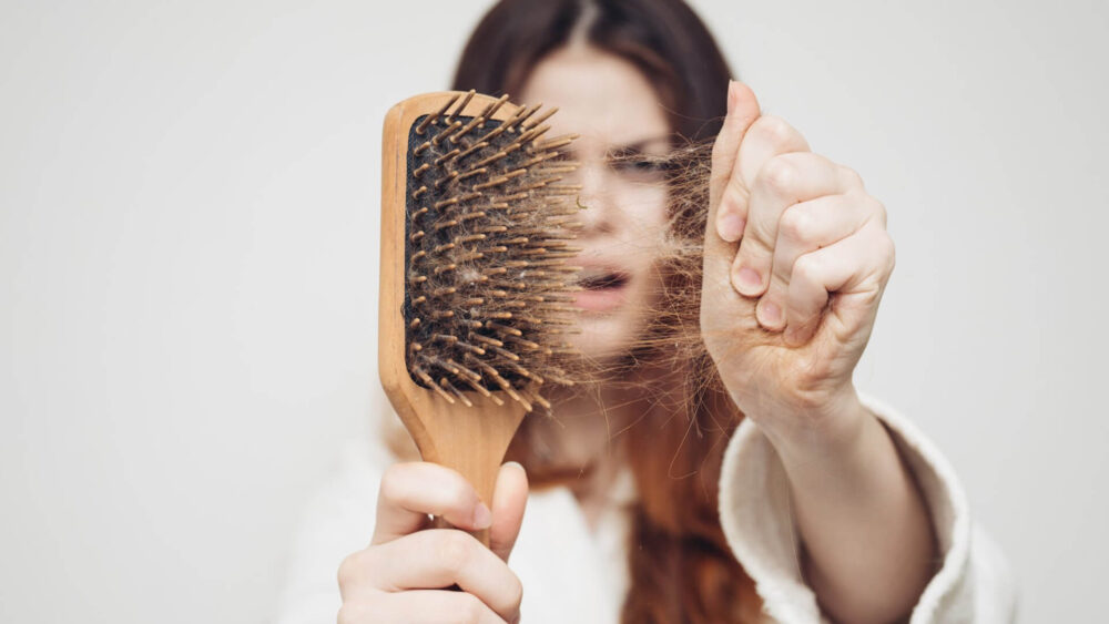 علت ریزش مو و راه‌‌کارهای جلوگیری از آن!