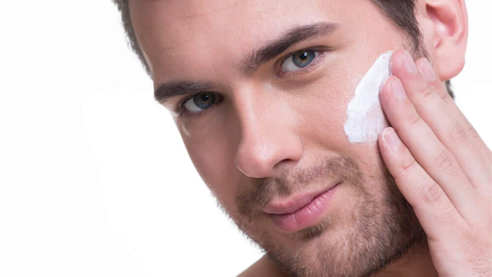 استفاده از اسکراب و لایه‌بردار یکی از مهم‌ترین عوامل در روتین پوستی آقایان