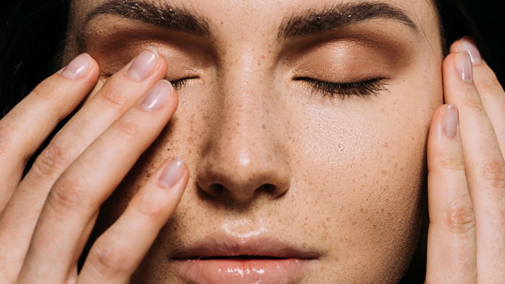 ۳ راه برای مقابله با خشکی پوست دور چشم